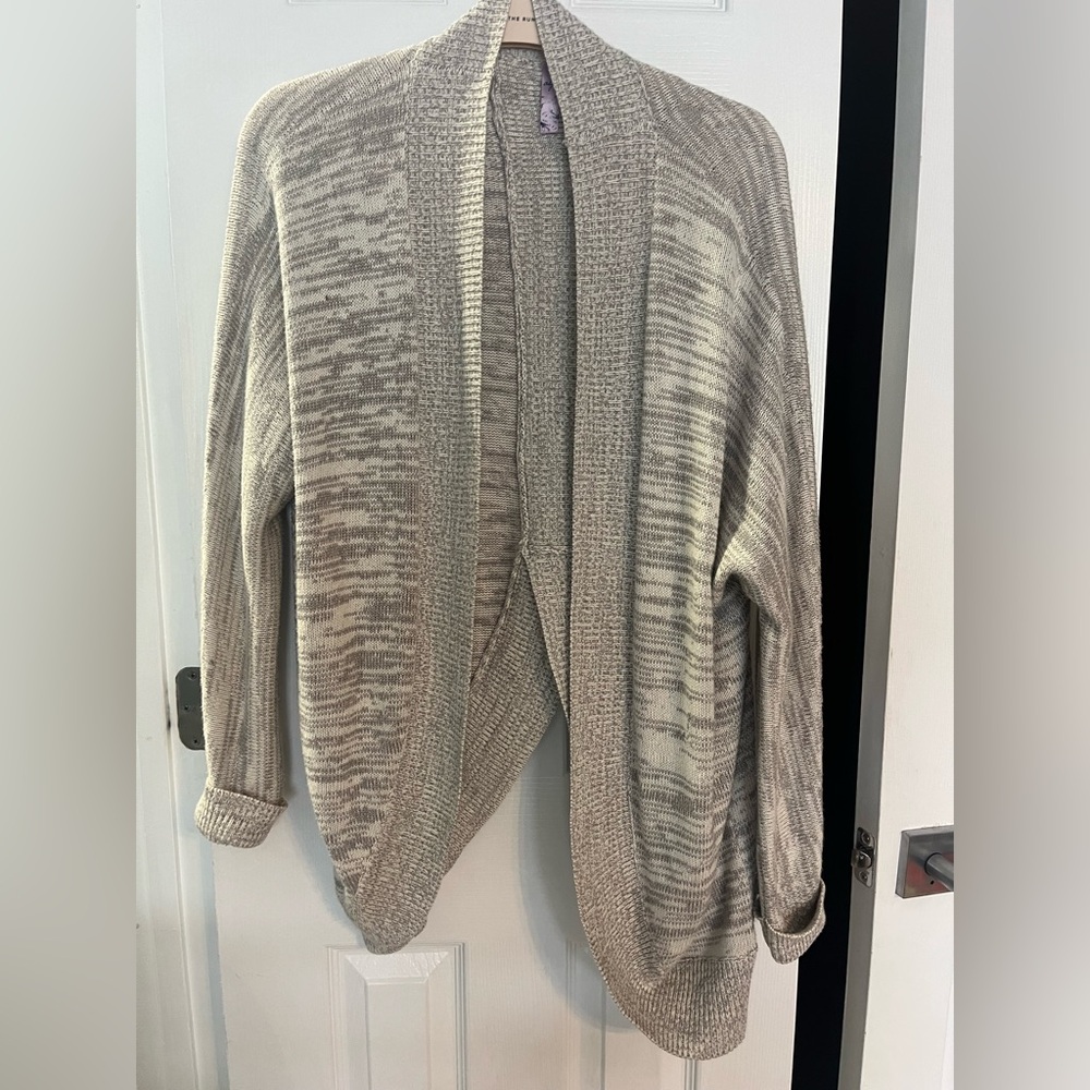Beautiful long gray/ white knit cardigan Medium
